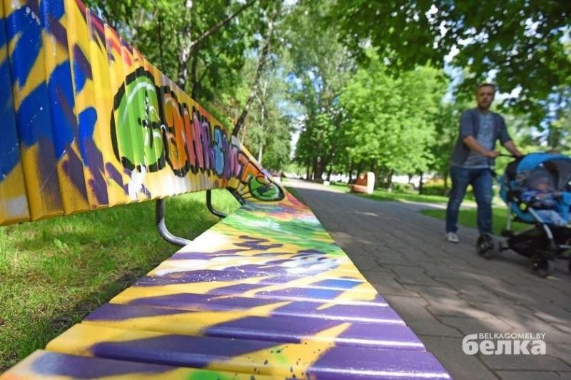 Gomelskie-graffitisty-raspisali-skamejki-v-parke-festivalnyj-5